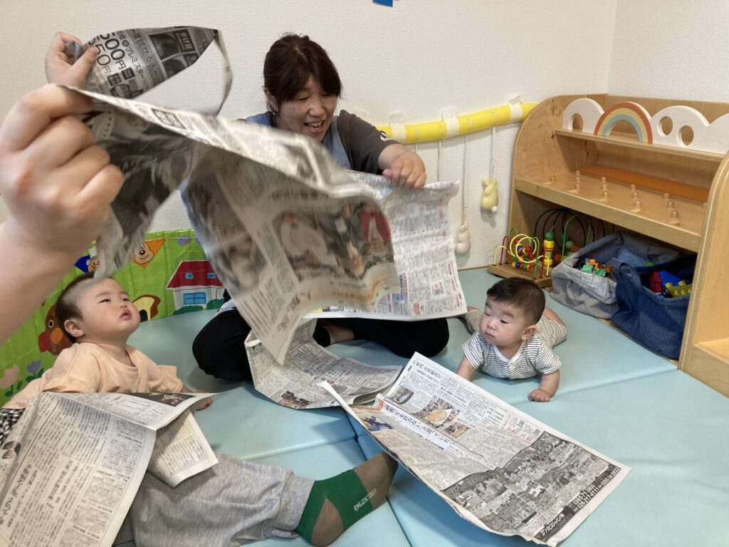 写真: ぶどう組🍇　新聞あそび