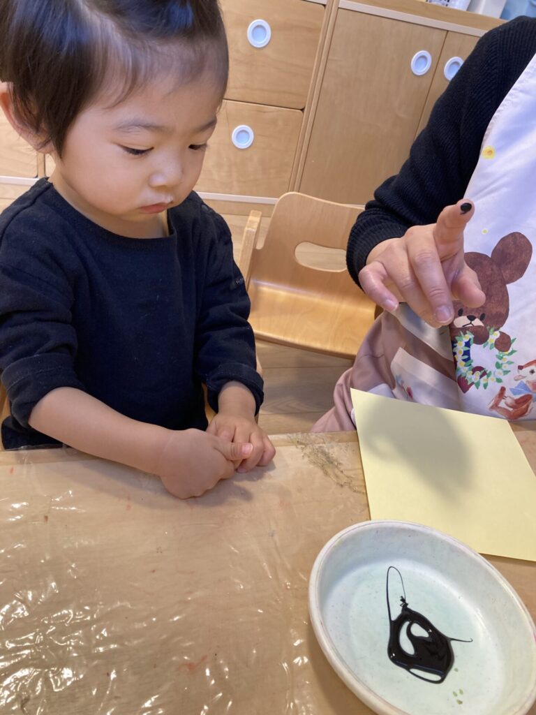 写真: 黒~い絵具で・・・・？？？　　　～オニのお面ができるまで😉パート1～