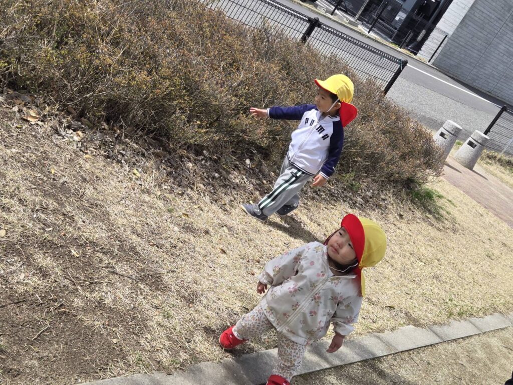 写真: ばなな組もお散歩🥰お花見楽しみました