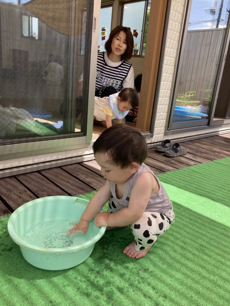 写真: ぶどう組はチャプチャプ🍇りんご組はどろんこ遊び🍎